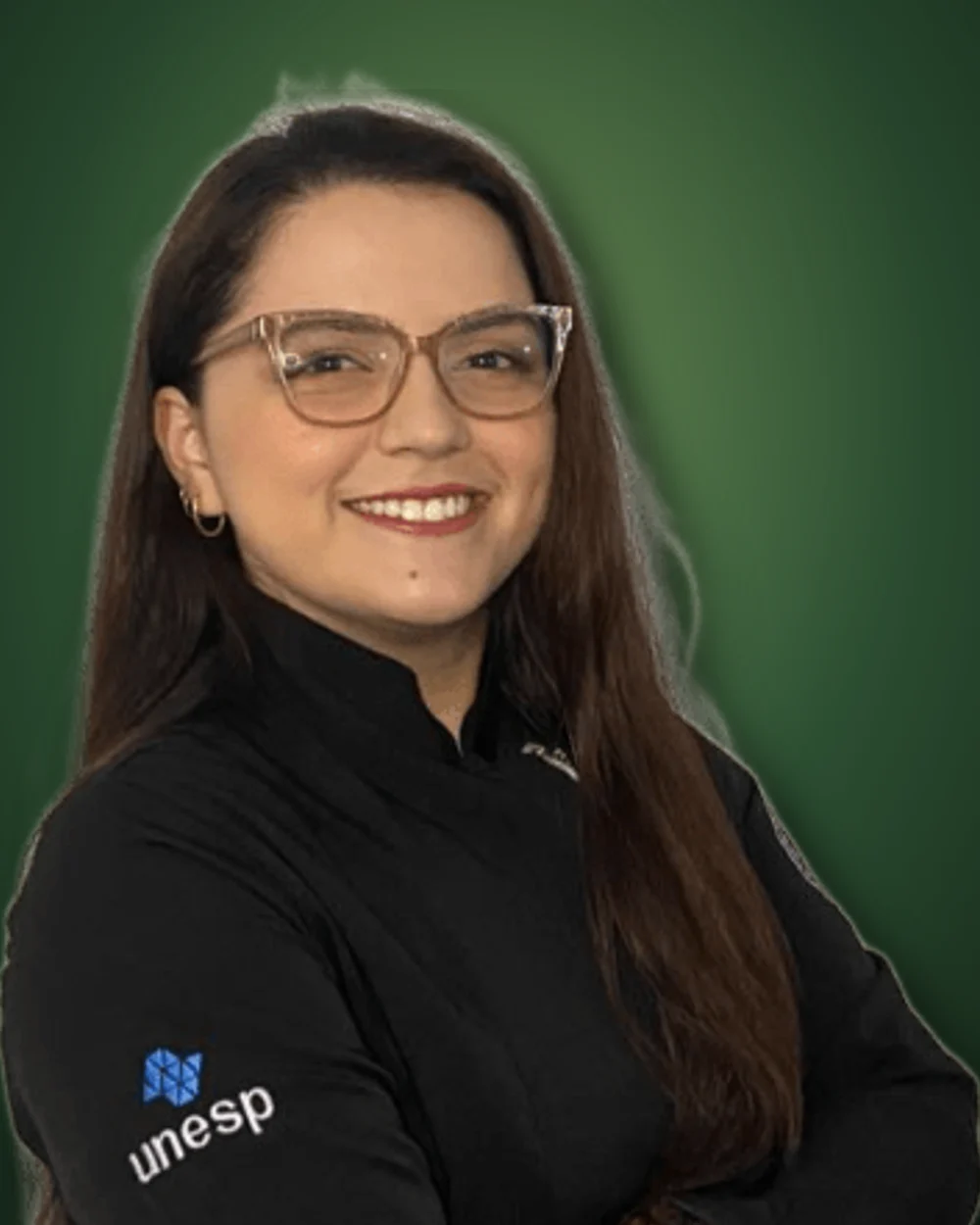 Dra. Paula Miranda, cirurgiã-dentista, sorrindo de jaleco preto