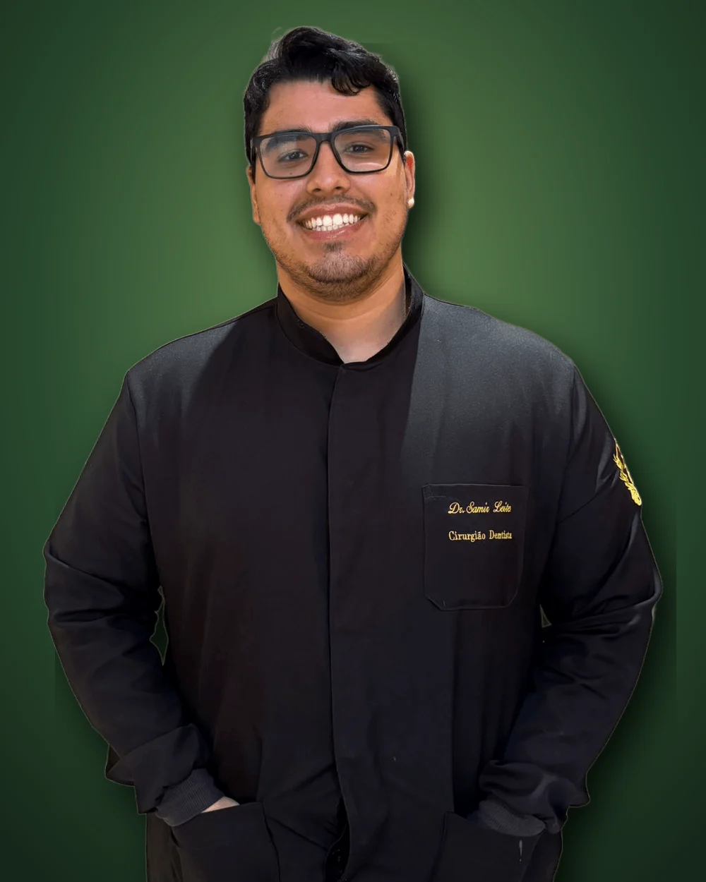 Dr. Samir Moura Leite, cirurgião-dentista, sorrindo de jaleco preto